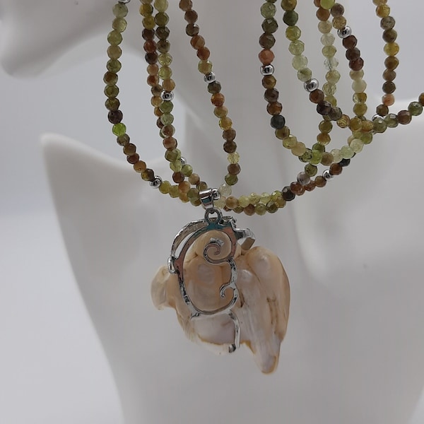 Grossular Granat grün, Halskette mit Anhänger, lange Kette mit Perlmuttanhänger. Natursteinkette .