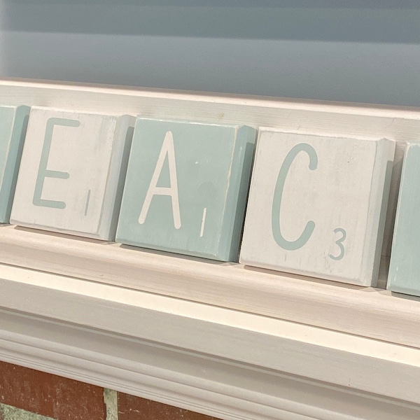 STRANDbord | Grote Scrabble-tegels met houten houder | Moederdagcadeau | Inwijdingsfeest cadeau | Zomer | Strandplaquette | Makelaar cadeau |