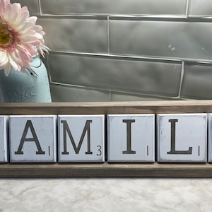 Grandes fichas de Scrabble personalizadas con soporte de madera, fichas de Scrabble personalizables, bandeja de madera con fichas, decoración de estilo rústico, inauguración de la casa, día de la madre