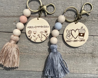 Personalisierter Boho Schlüsselanhänger, Geschenke für sie, personalisierte Geschenke, Wickeltasche Anhänger, Rucksack Anhänger, Neue Fahrer Geschenke, Geldbörse Anhänger, Schlüsselanhänger mit weichen Perlen