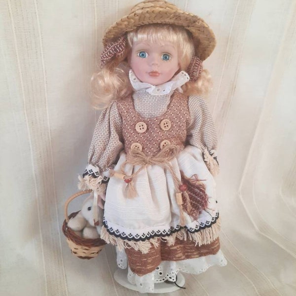 Poupée de porcelaine française ancienne, robe tricotée, chapeau, panier et lapin aux cheveux blonds, poupées de collection anciennes habillées