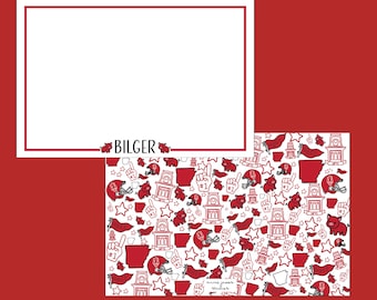 Può includere: Un biglietto di cancelleria bianco con bordo rosso e il nome "BILGER" stampato in basso. Il biglietto è ambientato su uno sfondo rosso con un motivo di illustrazioni rosse di caschi da football, maiali e altre icone sportive.