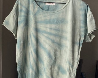 Met de hand geverfd, verweerd damesT-shirt in vintage-stijl van Luck
