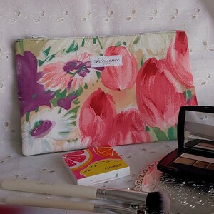 Upcycled Floral Zipper Pouch: Handmade Cosmetic Bag from Vintage Textiles