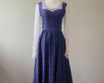 Vestido azul marino estilo pradera "Wildflower Reverie" de Gunne Sax, años 70