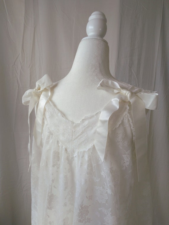 1960s Vintage Aristocraft White Lace and Ribbon N… - image 1