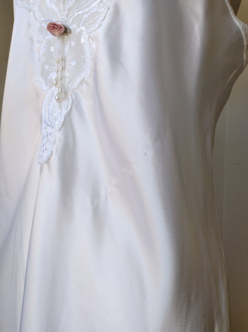 Vintage 80s California Dynasty White Decorative Floral V-Neck Silky Long Nightgown