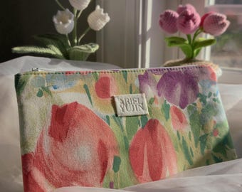 Upcycled Floral Zipper Pouch: Handmade Cosmetic Bag from Vintage Textiles