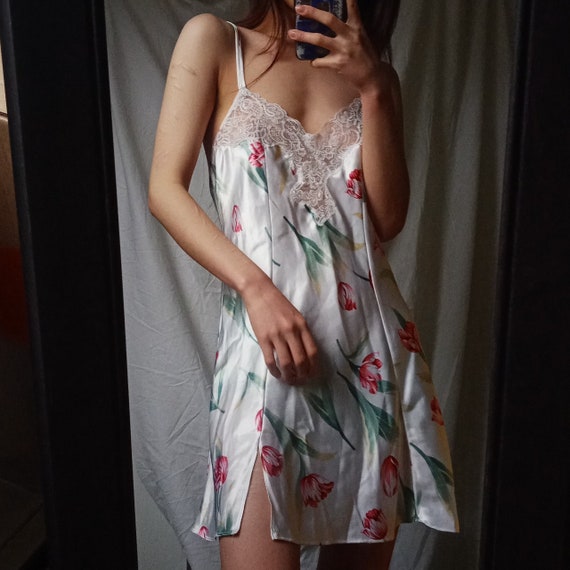Vintage 90s Victoria's Secret White Floral Slip Dr