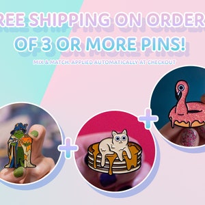 Puede incluir: Tres pines de esmalte: una rana verde con un sombrero de mago y sosteniendo una calabaza, un gato blanco sentado en una pila de panqueques y un flotador de piscina de flamenco rosa con purpurina rosa.  Env&iacute;o gratuito en pedidos de 3 o m&aacute;s pines.