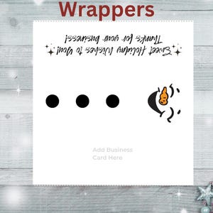 Puede incluir: Envoltorios de barra de caramelo DIY imprimibles con un diseño de muñeco de nieve. Los envoltorios presentan tres puntos negros para los ojos y los botones del muñeco de nieve, y una nariz de zanahoria. El texto en los envoltorios dice "Sweet Holiday Wishes to You! Thanks for your business!" e incluye espacio para agregar una tarjeta de presentación.