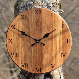 Orologio da parete in rovere fatto a mano: numeri romani, orologio in legno personalizzato