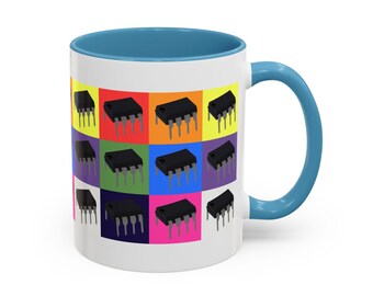 Puede incluir: Una taza de cerámica blanca con interior y asa de color azul claro. La taza presenta un patrón colorido de imágenes repetidas de un chip de circuito integrado.