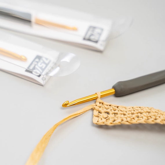 Tulip Etimo Crochet Hook Set Cushion Handle Hooks in a Soft Grey, the  Needle/hook Part is Gold. the Set Contains 8 Cushion Grip Hooks 