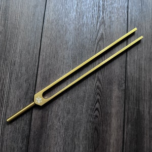 Myriad Melodies&#39; Unweighted Earth Star 68.05 Hz Tuning Fork - Vibration, Grounding, Biofield - Attenuator Handle Extender with 10mm Crystal