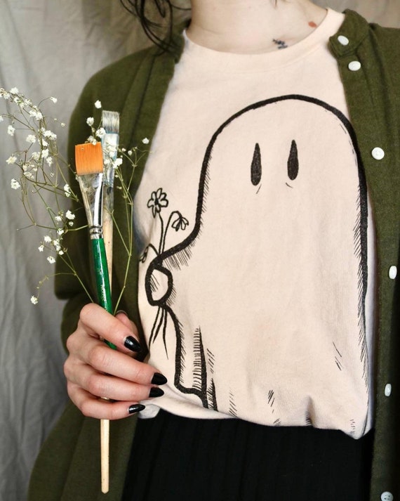 forvisning snigmord Swipe Indie T Shirts Floral Ghost Giving Flowers off White Indie - Etsy