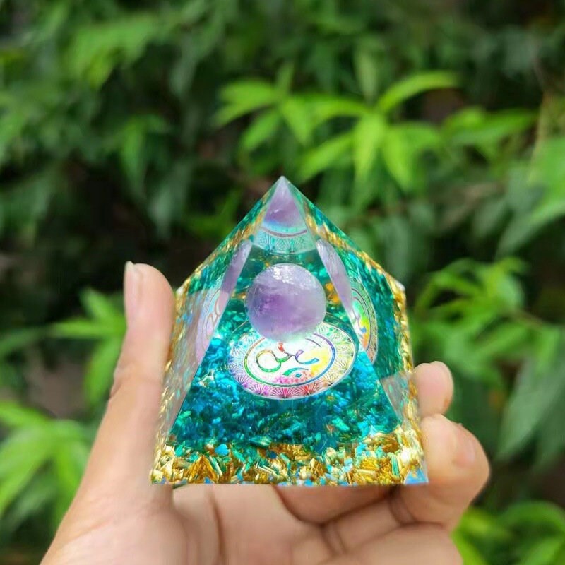 | Pyramide d'orgone Pyramide d'orgonite de La Sphère d'améthyste | à Cristal d'azurite Hindoue Om Ch