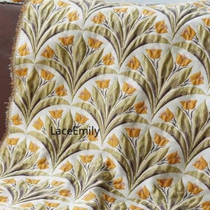Peut inclure: Un tissu blanc avec un motif répétitif de tulipes jaunes et de feuilles vertes. Le tissu a un aspect texturé, presque matelassé.