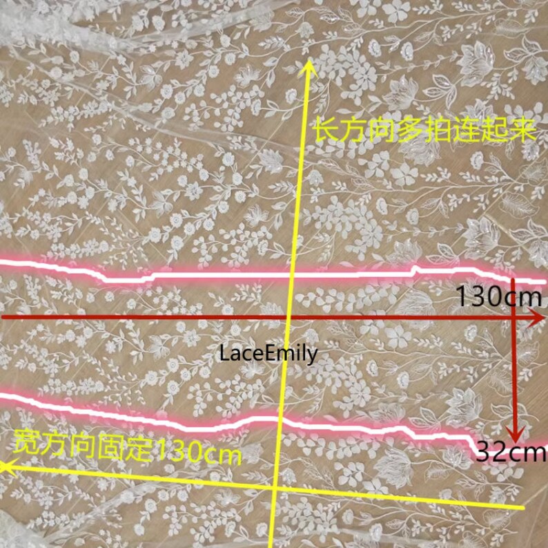 Pu&ograve; includere: Tessuto di pizzo floreale bianco con un motivo delicato. Il tessuto misura 130 cm per 32 cm.