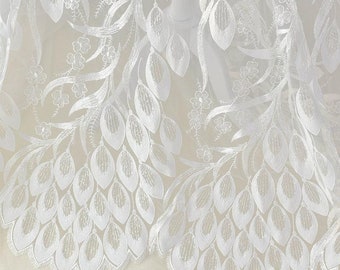 Tessuto in pizzo di tulle avorio: ricamo di piume di pavone con paillettes