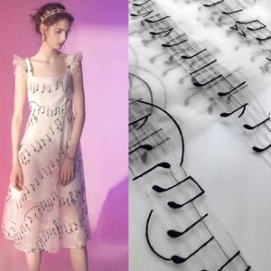 Tessuto di pizzo ricamato con note musicali in avorio Tessuto di tulle con note musicali per abiti da sposa, veli, costumi, forniture tagliate su misura