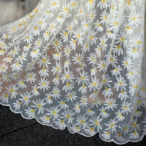 Bellissimo tessuto di pizzo bianco-giallo con margherite, tessuto di tulle ricamato con margherite per matrimoni, abito da compleanno, abito da sposa, abito da ragazza
