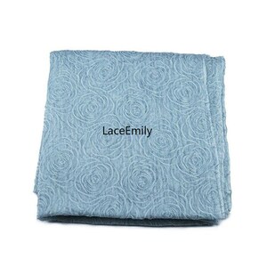 Puede incluir: Una taza de cer&aacute;mica blanca con un asa negra y el texto "But First, Coffee" en negro, con una fuente de estilo manuscrito. La taza est&aacute; sobre una superficie blanca.