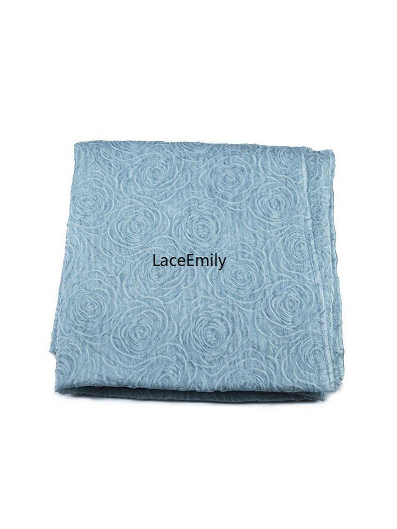 Puede incluir: Una taza de cer&aacute;mica blanca con un asa negra y el texto "But First, Coffee" en negro, con una fuente de estilo manuscrito. La taza est&aacute; sobre una superficie blanca.