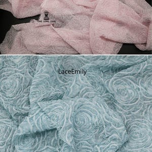 Puede incluir: Una taza de cer&aacute;mica blanca con asa negra y el texto "But First, Coffee" en negrita negra. La taza se encuentra sobre un fondo borroso, sugiriendo un ambiente acogedor.