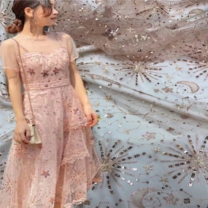 Tela de encaje con lentejuelas rosas en forma de estrella, luna y tul bordado en 6 colores. Ideal para vestidos de graduación, vestidos de princesa y vestidos de novia. 1 yarda.