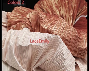 Peut inclure: Gros plan sur un tissu plissé dans les tons beige, rose et cuivré. Le tissu a un aspect texturé et strié. Les textes "Colors 2" et "LaceEmily" sont visibles sur le tissu.