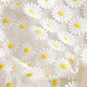 Tessuto di pizzo ricamato con fiori di margherita bianca Tessuto di tulle bianco con margherita per abito da damigella, abito da festa, design di costumi, larghezza 51"