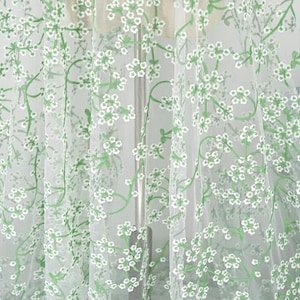 Tissu en dentelle brodé de petites fleurs vert 3D blanc tulle doux floral pour robe de mariée voile de mariée robe tutu robe de bébé
