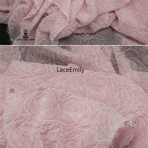 Puede incluir: Un juego de tres cuencos de cer&aacute;mica anidados en tonos azules, verdes y blancos. Los cuencos presentan un esmalte moteado y un dise&ntilde;o sencillo y moderno. El cuenco m&aacute;s grande mide unos 18 cm de di&aacute;metro.