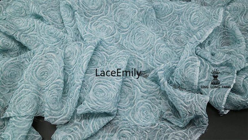Tela de gasa rosa claro con estampado de rosas en relieve, tela plisada con flores 3D azul verdoso claro, tela de hilo Tencel, tela transparente, 1 yarda imagen 3