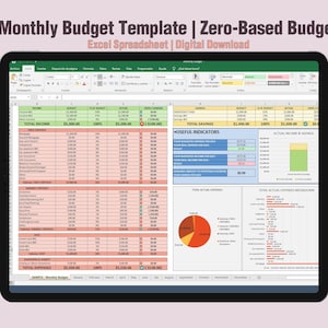 Puede incluir: Una captura de pantalla de una plantilla de presupuesto mensual en la pantalla de una tableta. La plantilla está en formato de hoja de cálculo de Excel e incluye secciones para ingresos, gastos, ahorros e indicadores útiles. La plantilla está diseñada para un enfoque de presupuesto basado en cero.