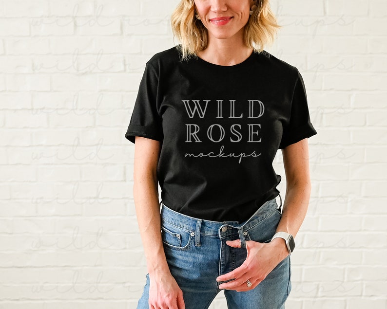 以下が含まれることがあります： 前面に白い文字で「WILD ROSE mockups」とプリントされた黒いTシャツです。