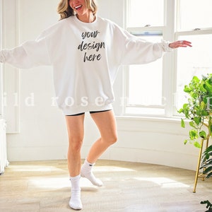 Gildan 18000 wit sweatshirt model model, oversized model, Gildan oversized sweatshirt model model