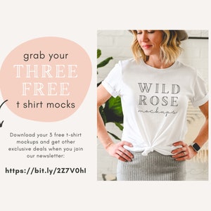 以下が含まれることがあります： 前面に「WILD ROSE mockups」というテキストが書かれた白いTシャツのモックアップ。テキストはグレーのセリフ体で書かれています。Tシャツは、短いブロンドの髪とグレーのスカートを着た人が着用しています。画像には、「grab your THREE FREE t shirt mocks」というテキストが白で書かれたピンクの円が含まれています。円のすぐ下にあるテキストには、「Download your 3 free t-shirt mockups and get other exclusive deals when you join our newsletter: https://bit.ly/2Z7V0hl」と書いてあります。
