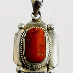 Handgjort hänge i sterlingsilver 925 i naturlig röd korall, sydvästlig amerikansk ursprungsbefolkning