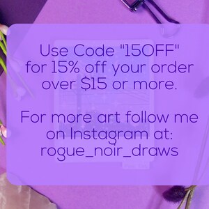 Puede incluir: Fondo morado con texto que dice "Usa el c&oacute;digo "150FF" para obtener un 15% de descuento en tu pedido de m&aacute;s de 15 &euro;. Para ver m&aacute;s arte, s&iacute;gueme en Instagram: rogue_noir_draws"