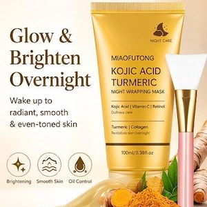 Puede incluir: Un tubo dorado de MIAOFUTONG KOJIC ACID TURMERIC NIGHT WRAPPING MASK con un pincel aplicador rosa y dorado. La imagen incluye polvo de cúrcuma, una raíz de cúrcuma y un producto cosmético. El texto dice "Glow & Brighten Overnight."