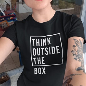Pensa fuori dagli schemi T-Shirt, design minimalista, camicia grafica, T-shirt donna, camicia pensatrice, camicia motivazionale minimalista, vibrazioni positive