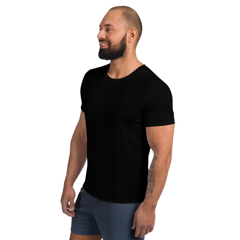K&ouml;nnte beinhalten: Ein schwarzes T-Shirt mit kurzen &Auml;rmeln und Rundhalsausschnitt.