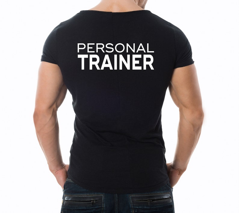 K&ouml;nnte beinhalten: Ein schwarzes T-Shirt mit dem Text "PERSONAL TRAINER" in wei&szlig; auf dem R&uuml;cken.