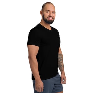K&ouml;nnte beinhalten: Ein schwarzes T-Shirt mit kurzen &Auml;rmeln und Rundhalsausschnitt.