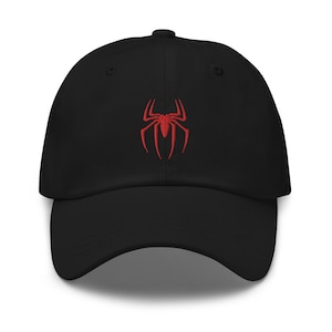 Op de afbeelding: Zwarte baseballpet met een rood geborduurd spinnenweb.