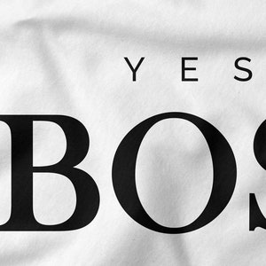 Może przedstawiać: Biała koszulka z czarnym napisem "YES BOSS".