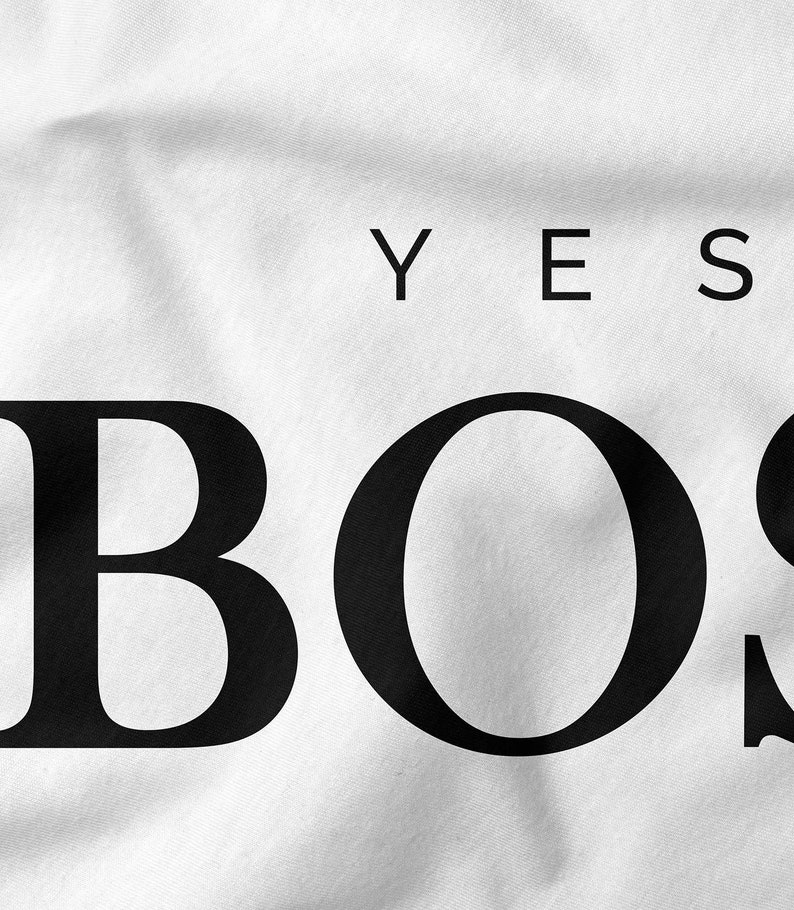 Może przedstawiać: Biała koszulka z czarnym napisem "YES BOSS".