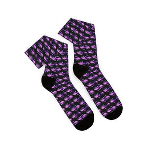 Könnte beinhalten: Ein Paar Socken mit einem sich wiederholenden Muster aus violetten Sportwagen auf schwarzem Hintergrund. Die Socken haben einfarbig schwarze Fersen und Zehenbereiche, wobei die Autografik durchgehend auf dem Stoff abgebildet ist.